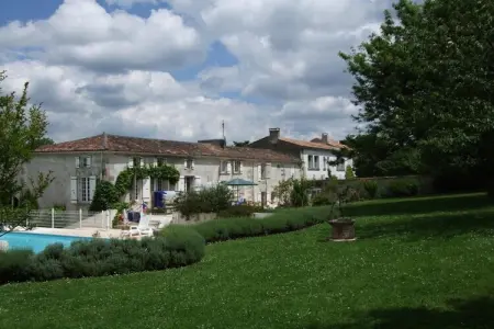 Location maison à Saint Sauvant, Belle maison de vacances avec piscine privée