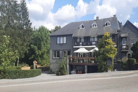 Location maison à Rochefort, Maison à Rochefort avec un grand parc où coule le ry d'ave, un affluent de la Lesse.