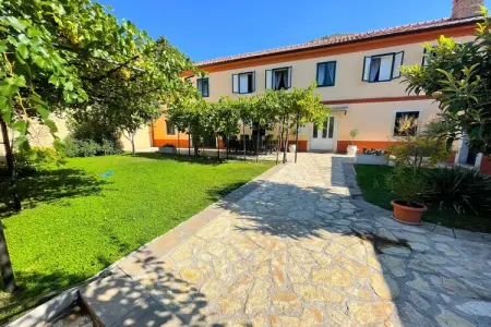 Location maison à Drivenik, Villa avec piscine près de la côte adriatique