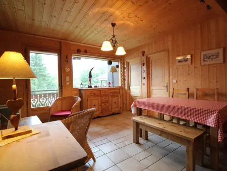 Location chalet à Les Carroz d'Arâches, Chalet cosy 3 chambres pour 6 personnes à Arâches-la-Frasse, proche centre village et pistes.