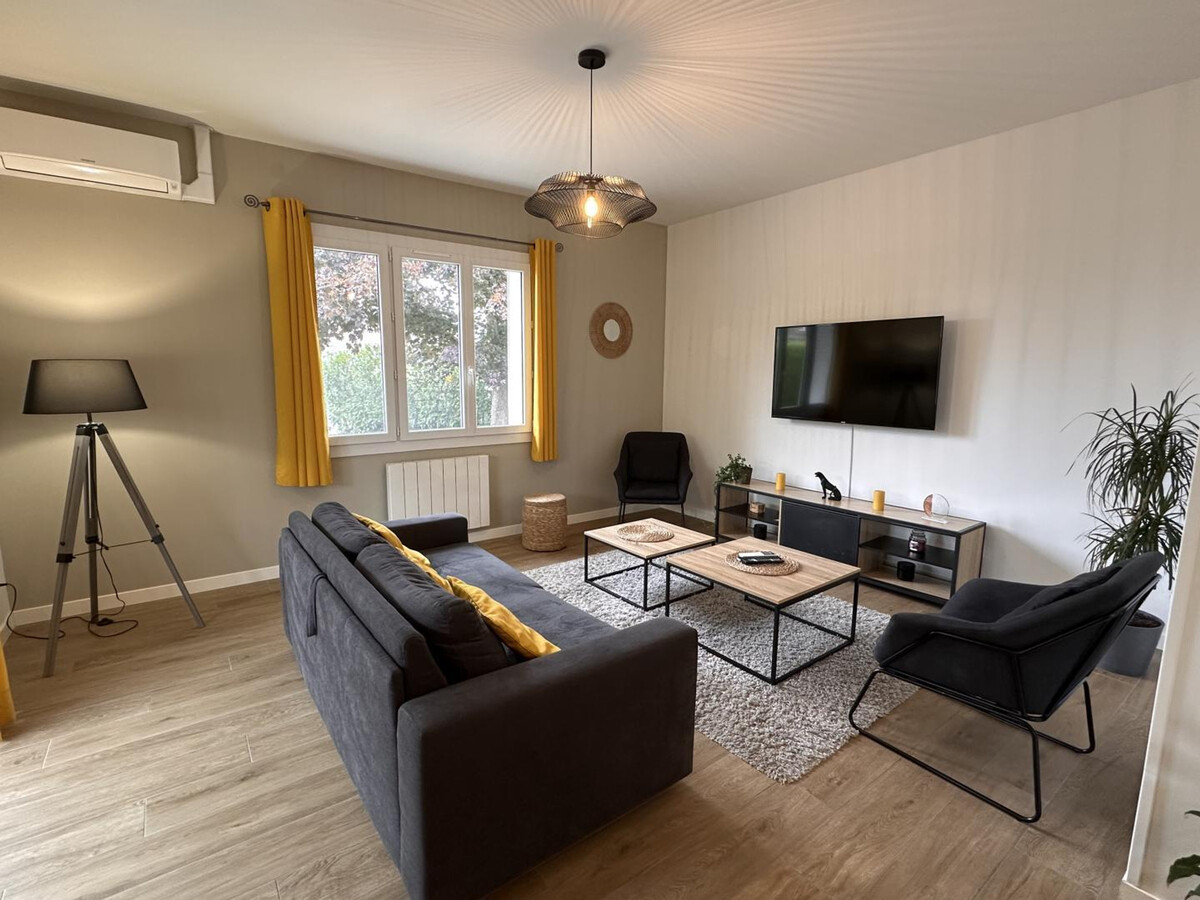 Gîte contemporain 4 pers. à Broût-Vernet, jardin arboré - Photo 1