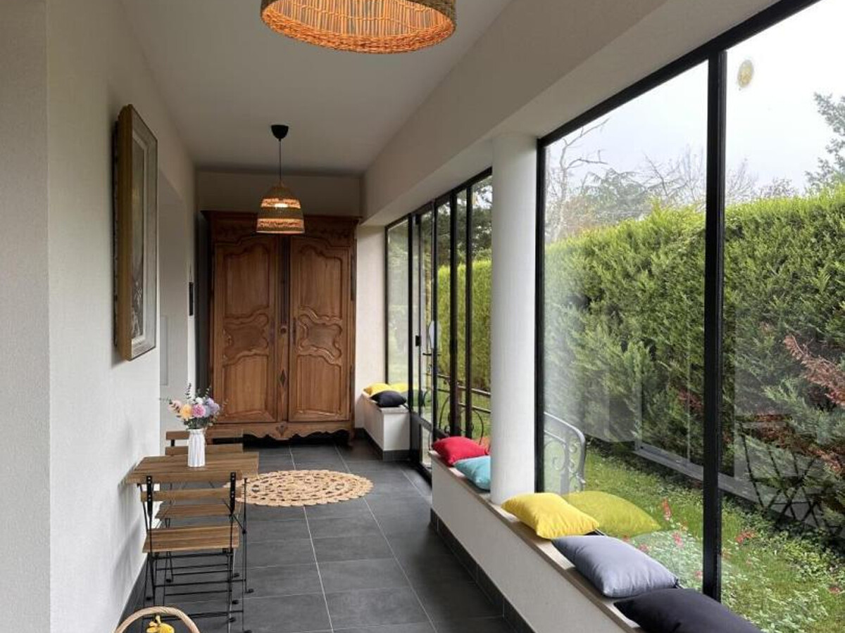 Gîte contemporain 4 pers. à Broût-Vernet, jardin arboré - Photo 4