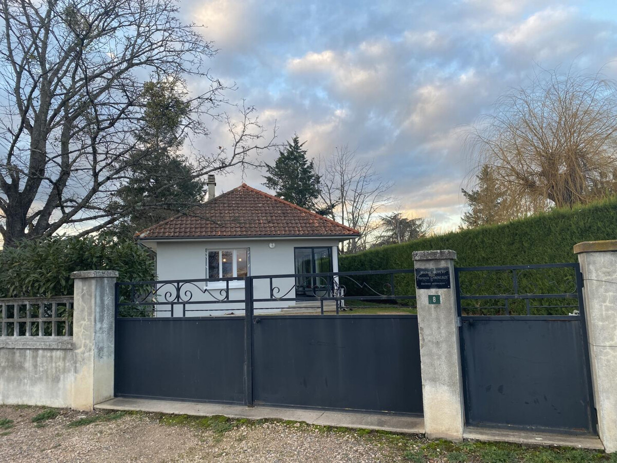 Gîte contemporain 4 pers. à Broût-Vernet, jardin arboré - Photo 21