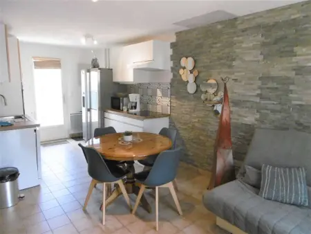Maisonnette 2 pièces 34m² à 200m de la plage avec jardin clos, terrasse équipée et parking facile : photo 2