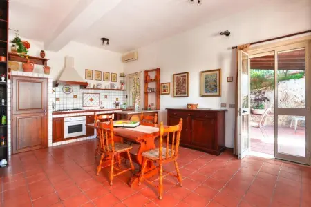Villa Elonora, maison méditerranéenne avec piscine à Terrauzza : photo 15