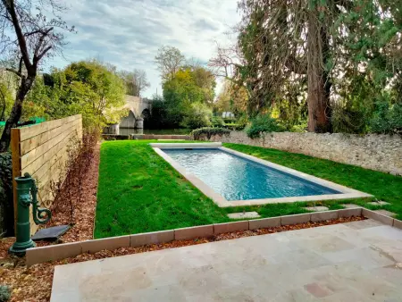 Location gite à Bazouges sur le Loir, Maison familiale près du Zoo de la Flèche avec piscine chauffée, jardin et cheminée