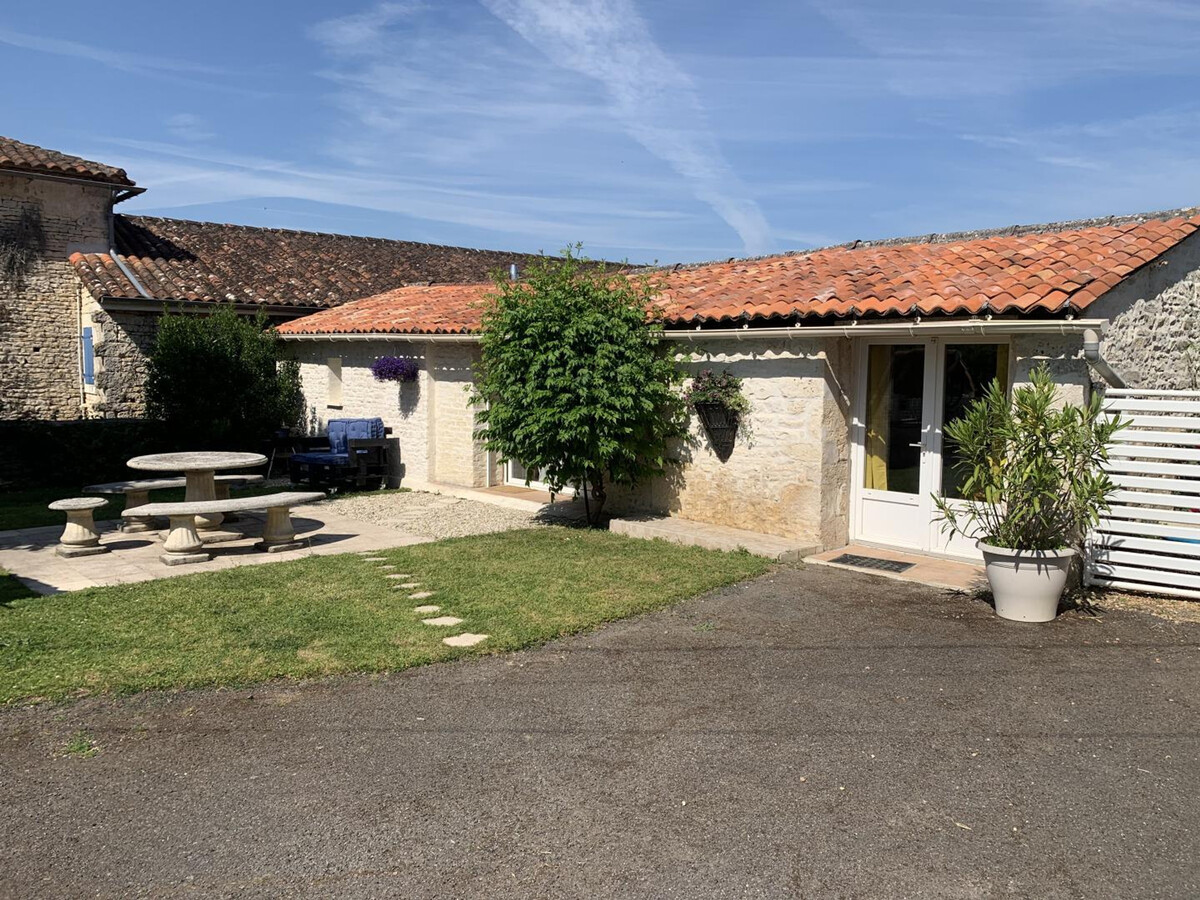 Gîte charentais avec piscine chauffée à Aunac-sur-Charente - Photo 19