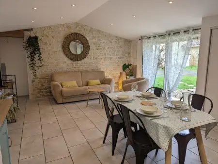 Location gite à Aunac sur Charente, Maison charentaise avec piscine chauffée, jardin privé et proche commerces, idéale pour couples