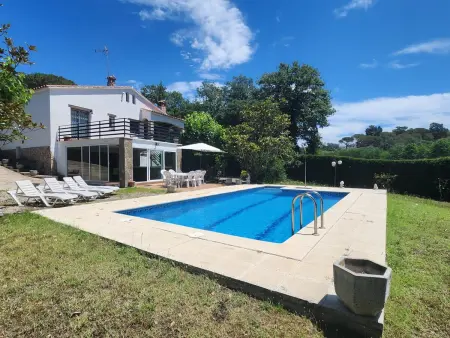 Location maison à Caldes de Malavella, VILLAS COSETTE / Descubre Villa Martina, tu oasis perfecto en la Costa Brava!  Fabulosa piscina y zona de Barbacoa!