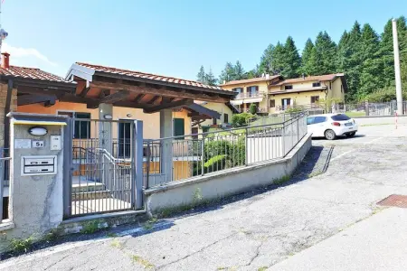 Location appartement à Montegrino Valtravaglia, Appartement à Bosco avec terrasse