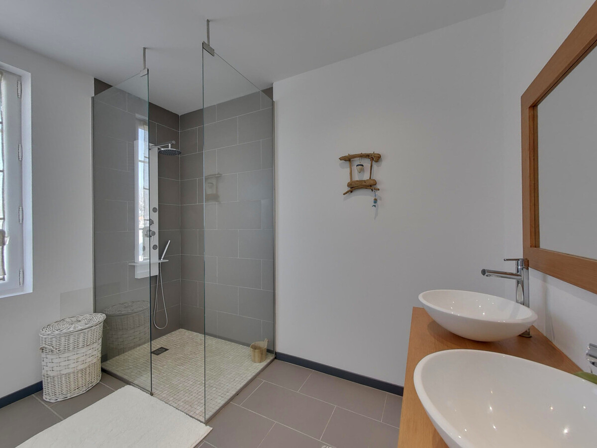 Maison rénovée 4 pers., piscine sécurisée et jardin clos - Photo 6