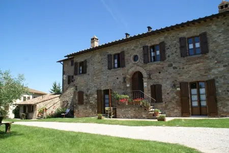 Maison Gherardi Granaio à Montone, piscine et jardin