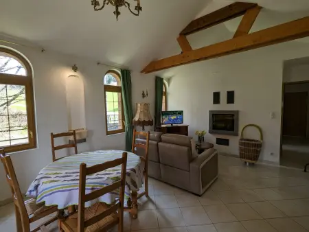 Ancienne chapelle aménagée en gîte indépendant avec terrasse et cheminée - Photo 6