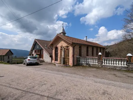 Ancienne chapelle aménagée en gîte indépendant avec terrasse et cheminée - Photo 11