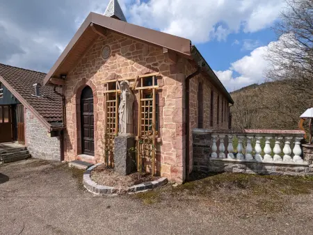 Ancienne chapelle aménagée en gîte indépendant avec terrasse et cheminée - Photo 12