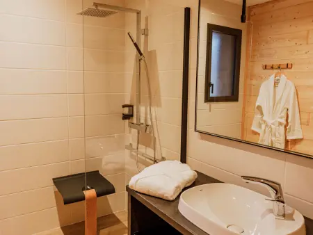 Lodge avec spa privatif et aire de jeux au Chambon-sur-Lignon : photo 7