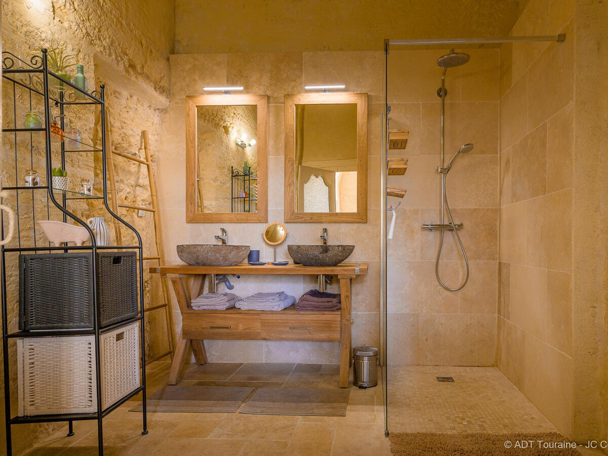 Maison troglodyte 180 m² avec spa et salle de jeux - Photo 17