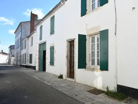 Location maison à Ars en Ré, Maison de village à Ars-en-Ré avec garage, cour, salon TV, 3 chambres, balcon et équipements modernes