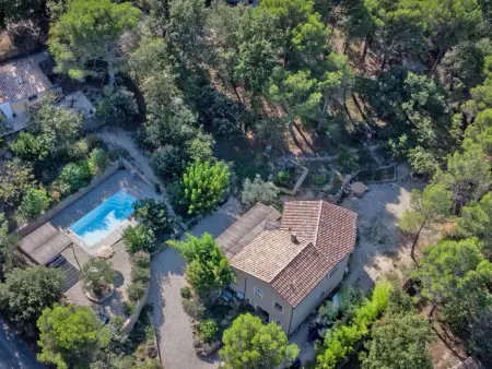 Location maison à Faucon, 2 Gîtes avec Clim et piscine chauffée, 1km de Faucon