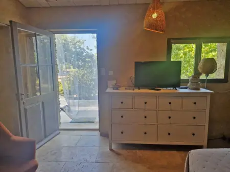 La Petite Pinède, maison avec piscine chauffée à Faucon : photo 19