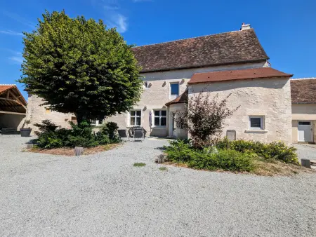 Location gite à Communauté de communes Brenne   Val de Creuse Doua, Charmant Gîte en Berry avec Étang, Terrasse et Spa à Proximité