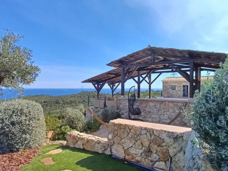 Location villa à Sari Solenzara, Maison de vacances avec piscine privée chauffée, climatisation et WiFi