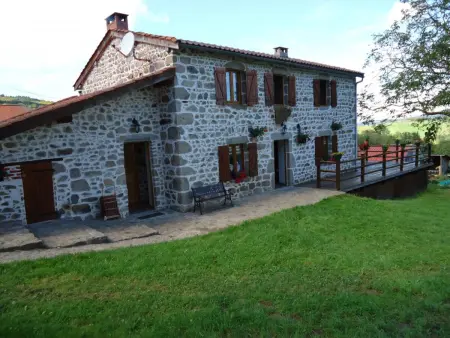 Location gite à Laprugne, Maison rustique avec cheminée, jardin et animaux admis à Laprugne