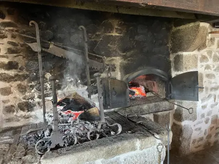 Gîte rustique 8 pers., cheminée et four à pain à Laprugne : photo 11