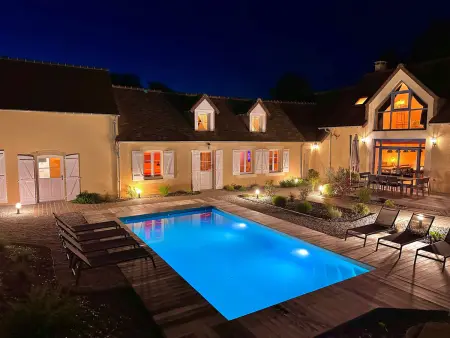 Location gite à Yvré l'Évêque, Luxe et sérénité : jacuzzi, sauna, piscine chauffée, home-cinéma et plus près du Mans