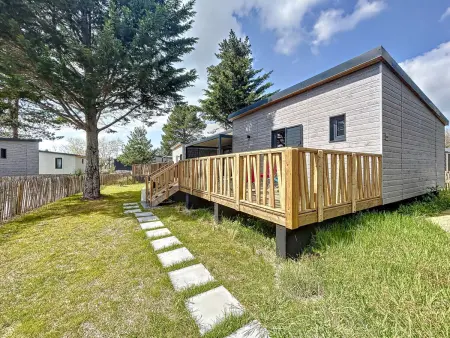 Location chalet à Jullouville, Chalet cosy avec piscine chauffée, terrasse et parking à 2 pas de la plage de Jullouville