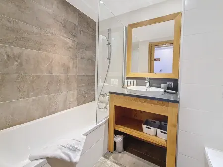 Chalet de Luxe avec Accès Pistes, Jacuzzi et Garage - Photo 5