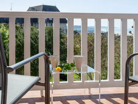 Appartement vue mer sur les hauteurs de Trouville, balcon : photo 13