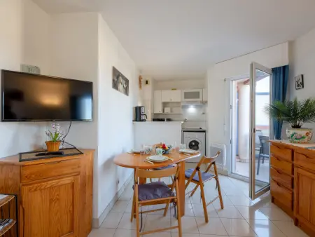 Studio vue montagne à Port Fréjus, 500 m de la plage : photo 6