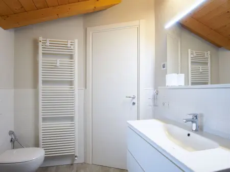 Cà Ben – Appartement 70 m² rénové, vue lac à Dongo : photo 16