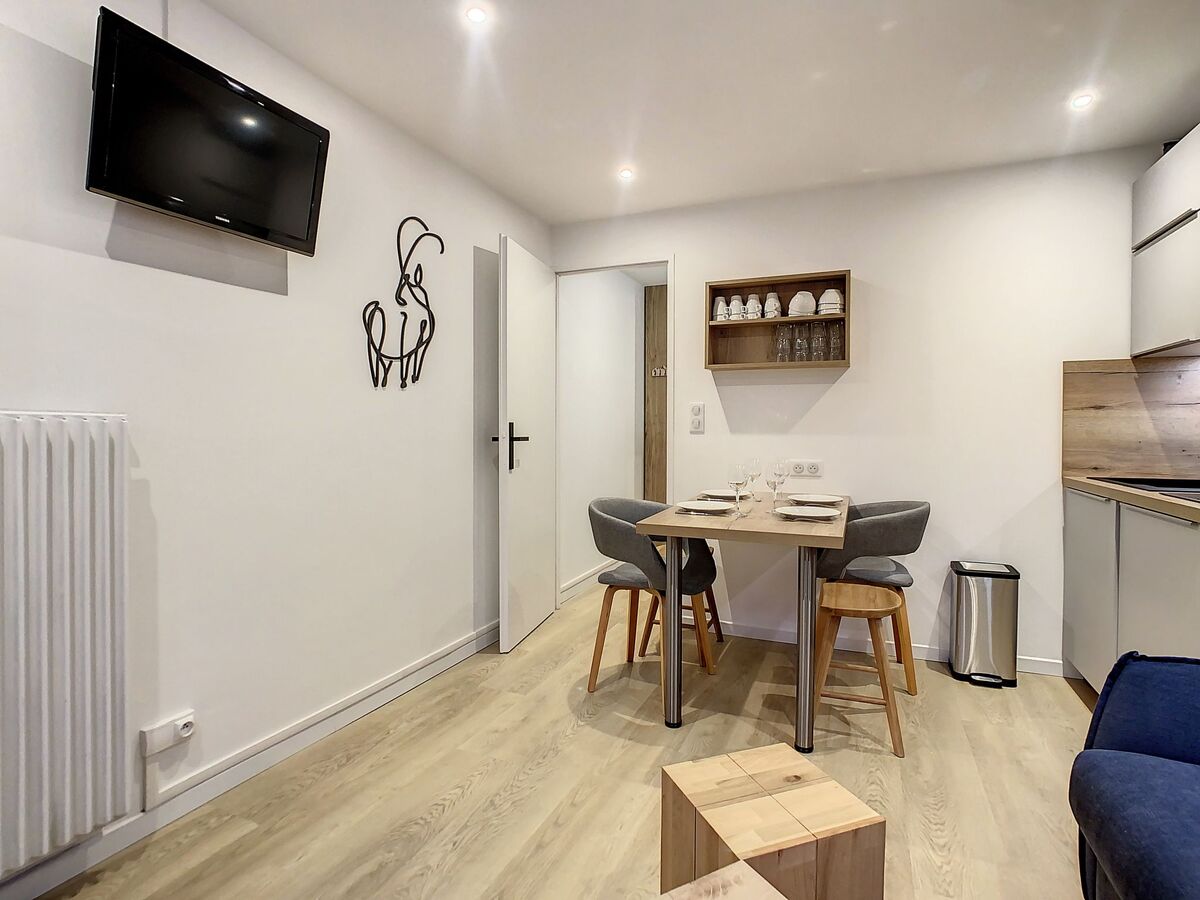 Chavière 716 – Studio rénové 7e étage, vue montagne - Photo 11