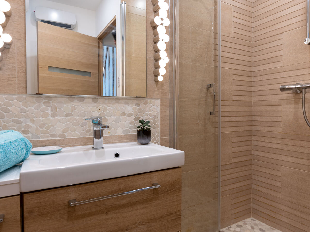 Le Clemenceau - Apt 2 pièces rénové à 300m de la mer - Photo 16