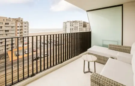 Residentie Crystal : appartement vue mer à Ostende, piscine et terrasse : photo 3
