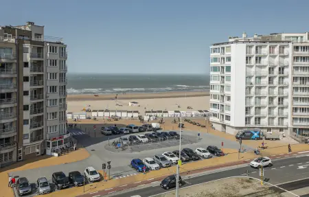 Residentie Crystal : appartement vue mer à Ostende, piscine et terrasse : photo 8