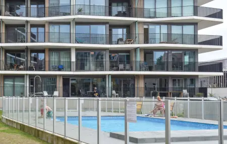 Residentie Crystal : appartement vue mer à Ostende, piscine et terrasse : photo 9