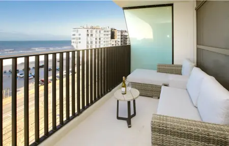 Residentie Crystal : appartement vue mer à Ostende, piscine et terrasse : photo 11
