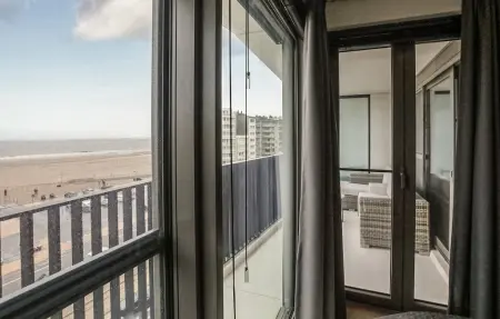 Residentie Crystal : appartement vue mer à Ostende, piscine et terrasse : photo 12