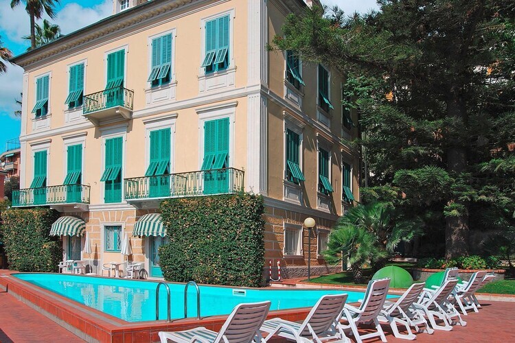Villa féodale 19e siècle à Imperia, 800 m de plage - Photo 1