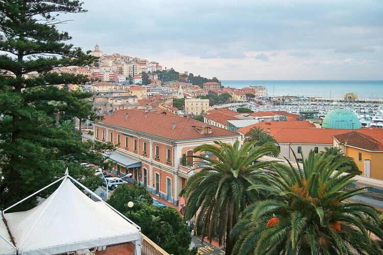 Villa féodale 19e siècle à Imperia, 800 m de plage - Photo 8