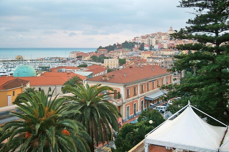 Villa féodale 19e siècle à Imperia, 800 m de plage - Photo 23