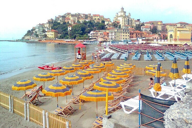 Villa féodale 19e siècle à Imperia, 800 m de plage - Photo 34