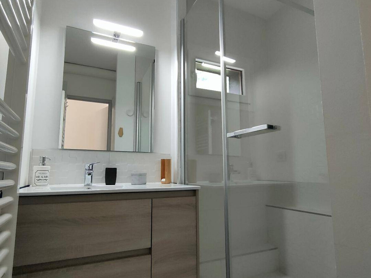 Appartement T1bis rénové à Cauterets, parking inclus - Photo 8