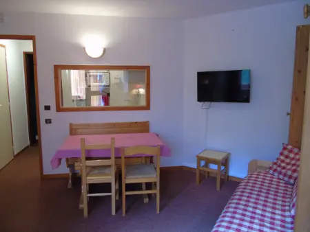 Location appartement à Valfréjus, Studio cabine 4 pers à 100m des pistes et commerces, balcon sud, parking gratuit, draps inclus.