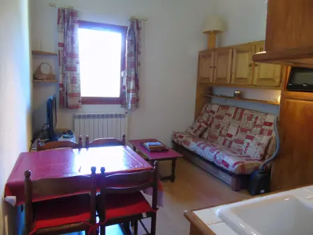 Location appartement à Valfréjus, Charmant 2 Pièces Mezzanine - Proche Télécabine, Commerces et Ski - Parking Gratuit