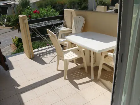 Location appartement à Cap d'Agde naturisme, Studio climatisé RDC avec terrasse, parking privé, équipement complet, proche plage et commodités