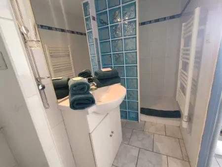 Appartement 2 pers. climatisé, piscine et vue port : photo 11